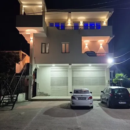 아파트 Spacious Durrs With Views And Private Balcony