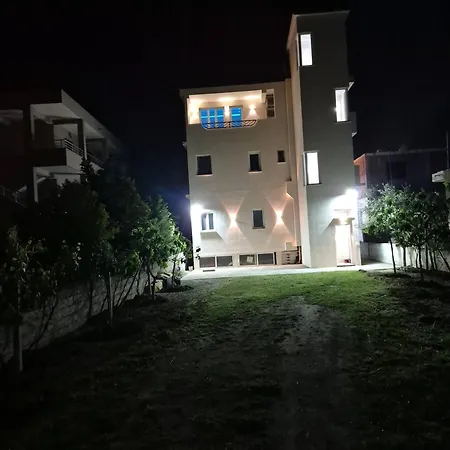 Spacious Durrs With Views And Private Balcony