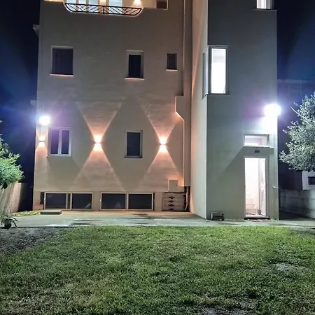 아파트 Spacious Durrs With Views And Private Balcony *